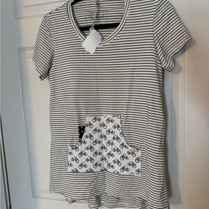 NWT Shelfie Kangaroo Pocket Hi-Lo Top with built-in shelf bra. Size XL